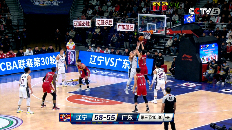 CBA篮球比赛辽宁队对阵广东队直播画面